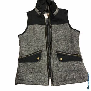 Cute zip up vest~size small